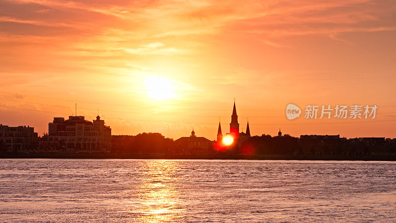 法国Quarter Skyline with Fiery Sunset and Dramatic Lens Flare